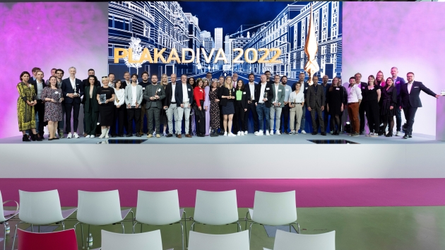 Beste Out-of-Home-Kampagnen des Jahres stehen fest - Die Sieger des OOH-Awards Plakadiva 2022 mit FAW-Geschäftsführer Kai-Marcus Thäsler (r.) - Quelle: FAW